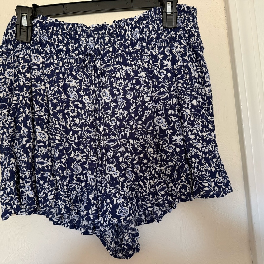 BeBop Blue and White Floral Women's Shorts NWOT - Picture 2 of 6